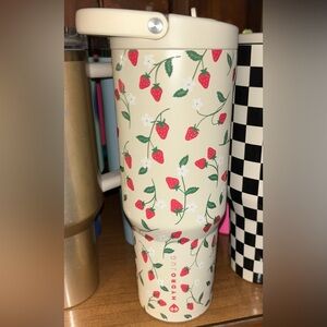 🍓NWT HydroJug Cream Strawberry Sport 40oz🍓